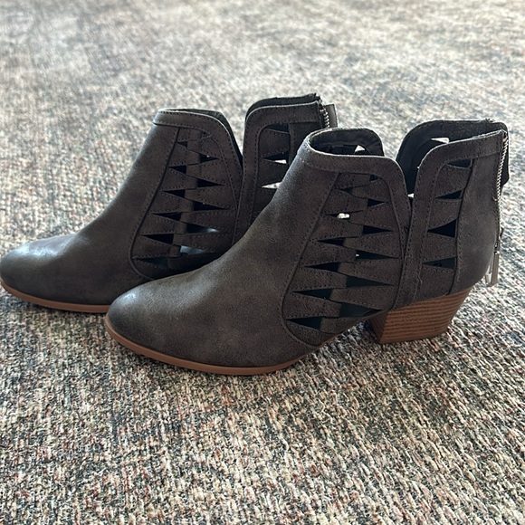Grey cutout booties - Picture 2 of 6